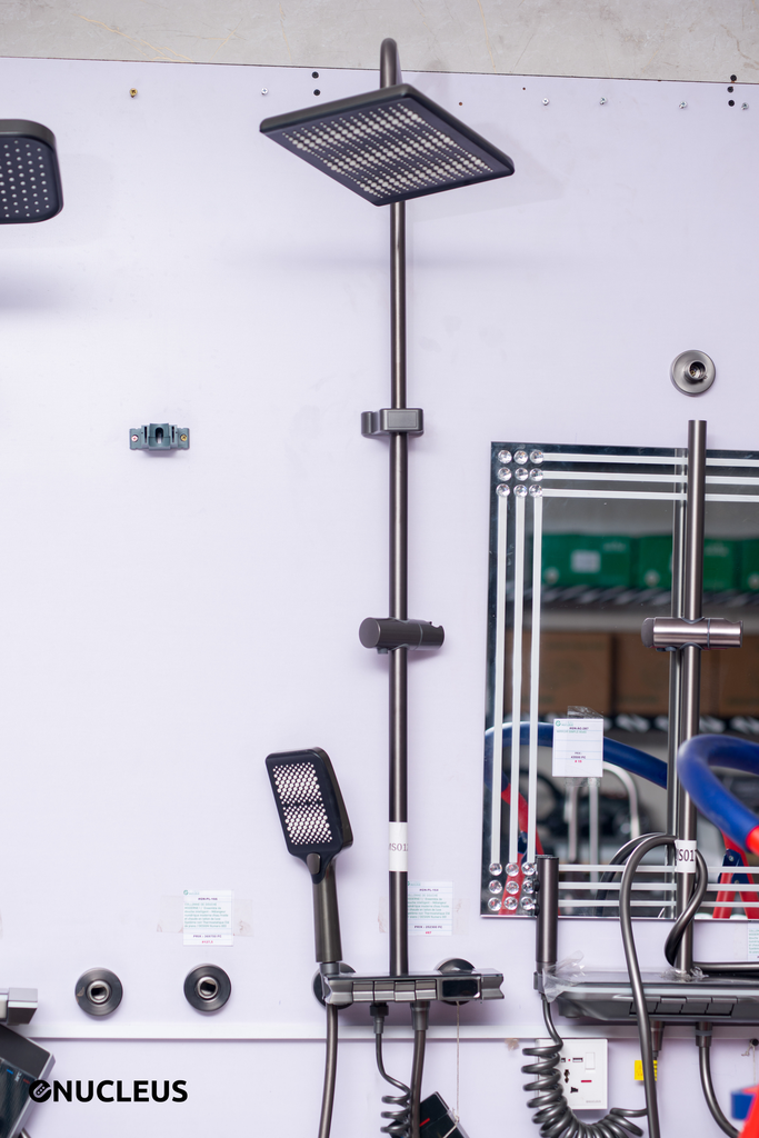 Colonne de Douche Moderne 1 / Ensemble de douche intelligent - Mélangeur numérique moderne d'eau froide et chaude en laiton de luxe Système noir Thermostatique Clé de piano / Design Numero 001 